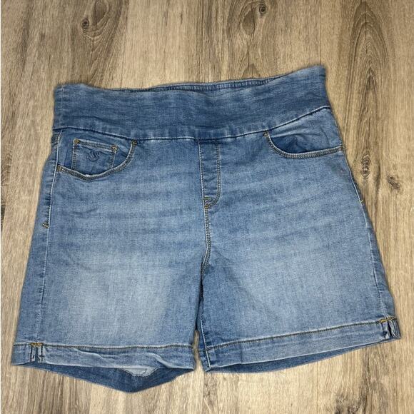 Gloria Vanderbilt Amanda Slimming Light Wash Stretchy Pull On Denim Shorts - Picture 1 of 6